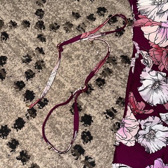 Bathing suit top with detachable straps - Picture 2 of 2